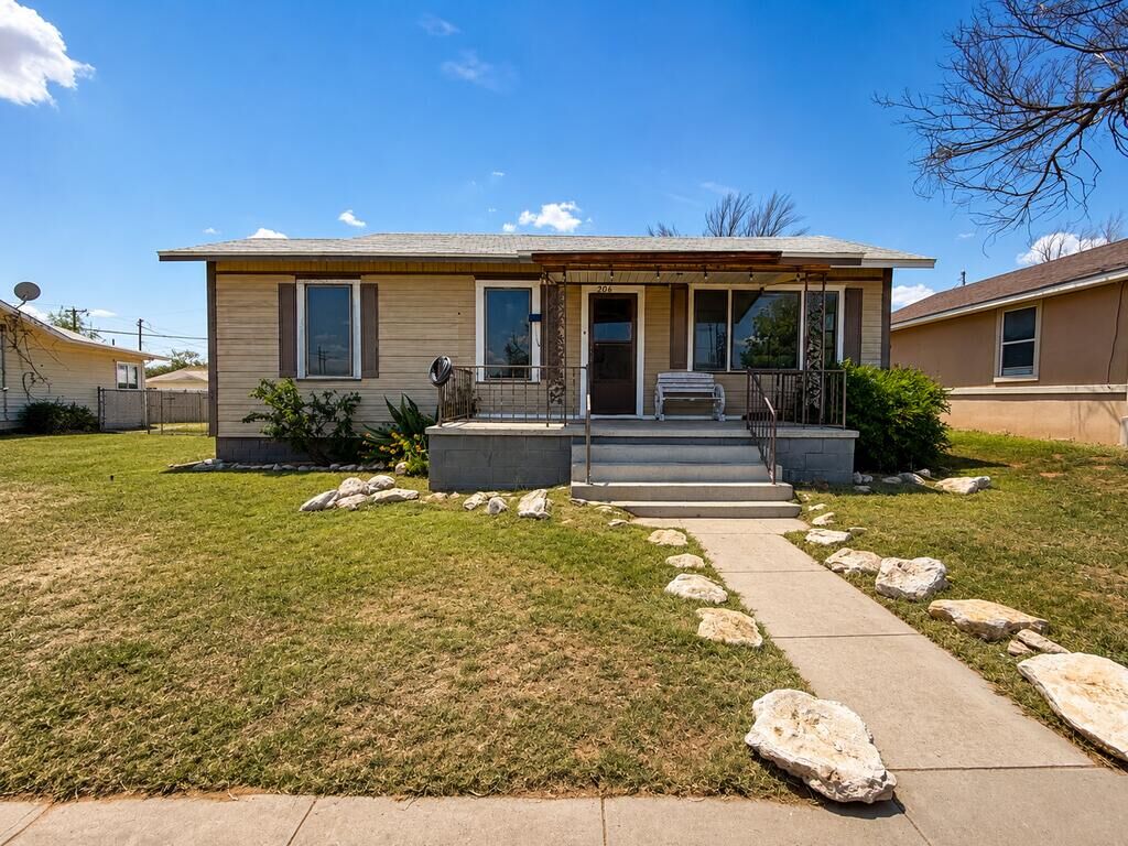 Property Photo: 206 SE 5th St TX 79714