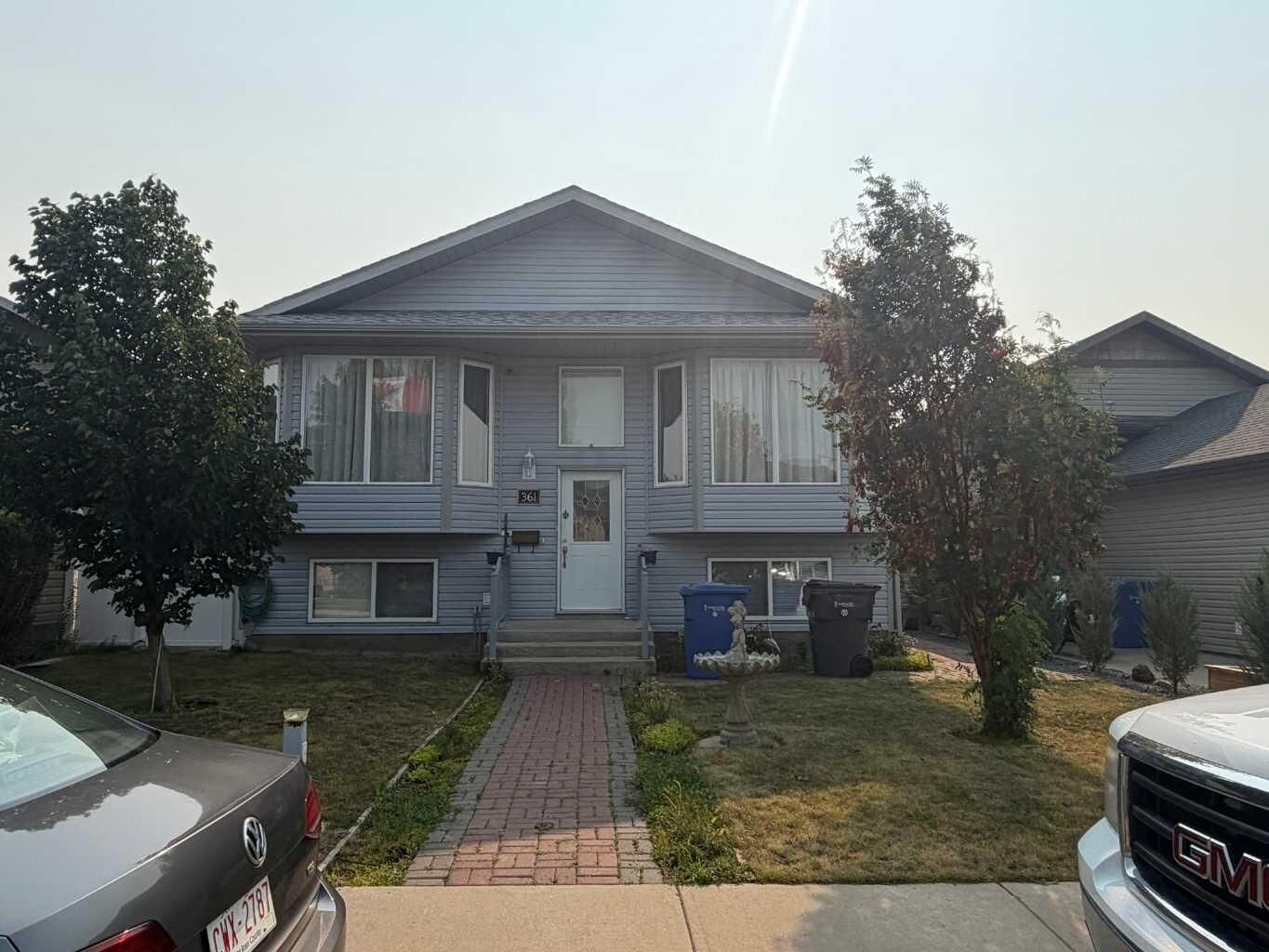 Property Photo:  361 Somerset Row SE  AB T1B 0H2 