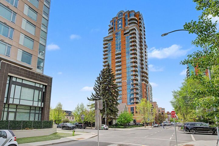 Property Photo: 817 15 Avenue SW 2101 AB T2R 0H8