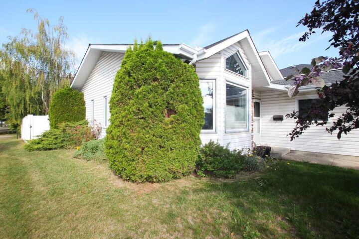 Property Photo: 134 Douglas Avenue AB T4R 2G6