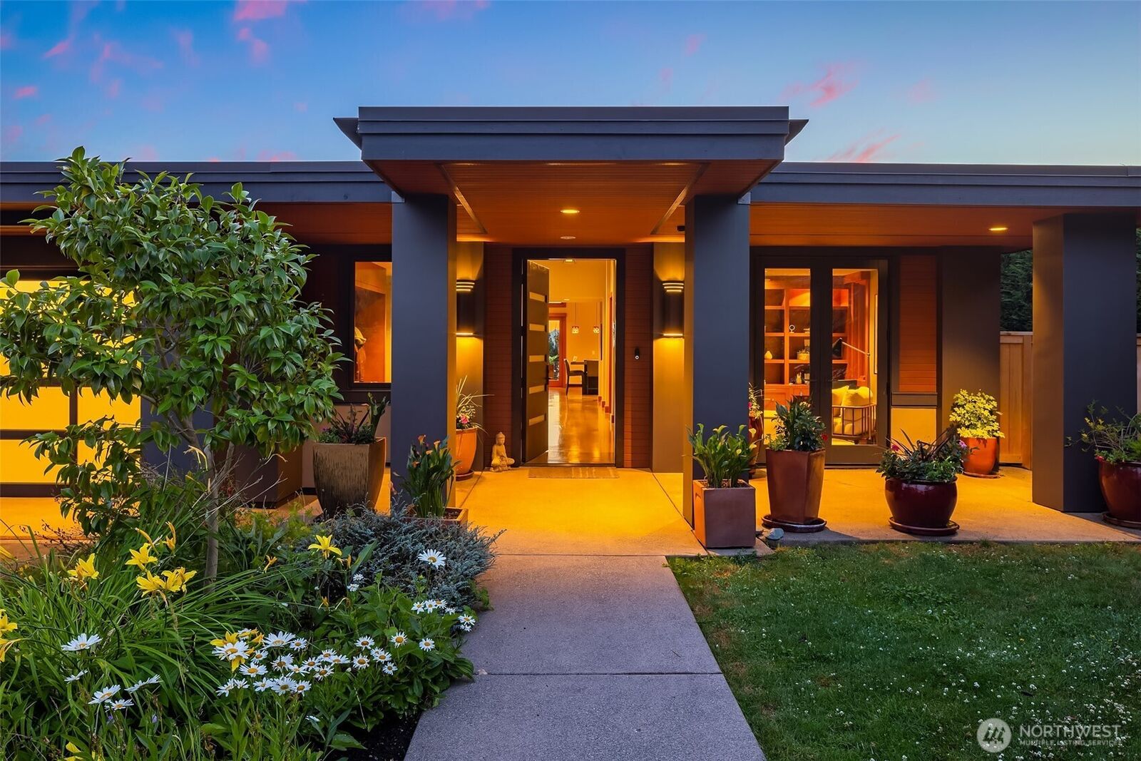 Property Photo:  5805  104th Avenue NE  WA 98033 
