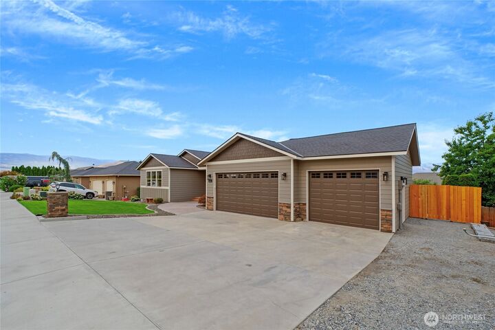 Property Photo: 76 S Meadowbrook Lane WA 98802