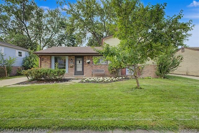 Property Photo: 33223 Lynx Street MI 48185