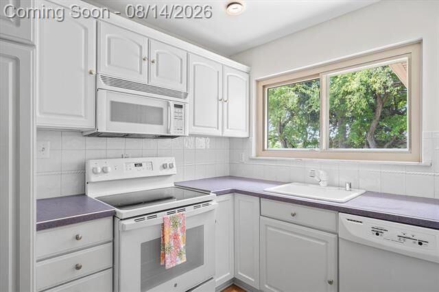 Property Photo: 30906 Roycroft Street MI 48154