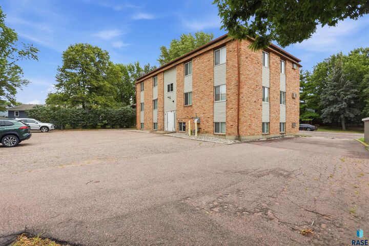 Property Photo: 412 S Thompson Ave SD 57103-2094