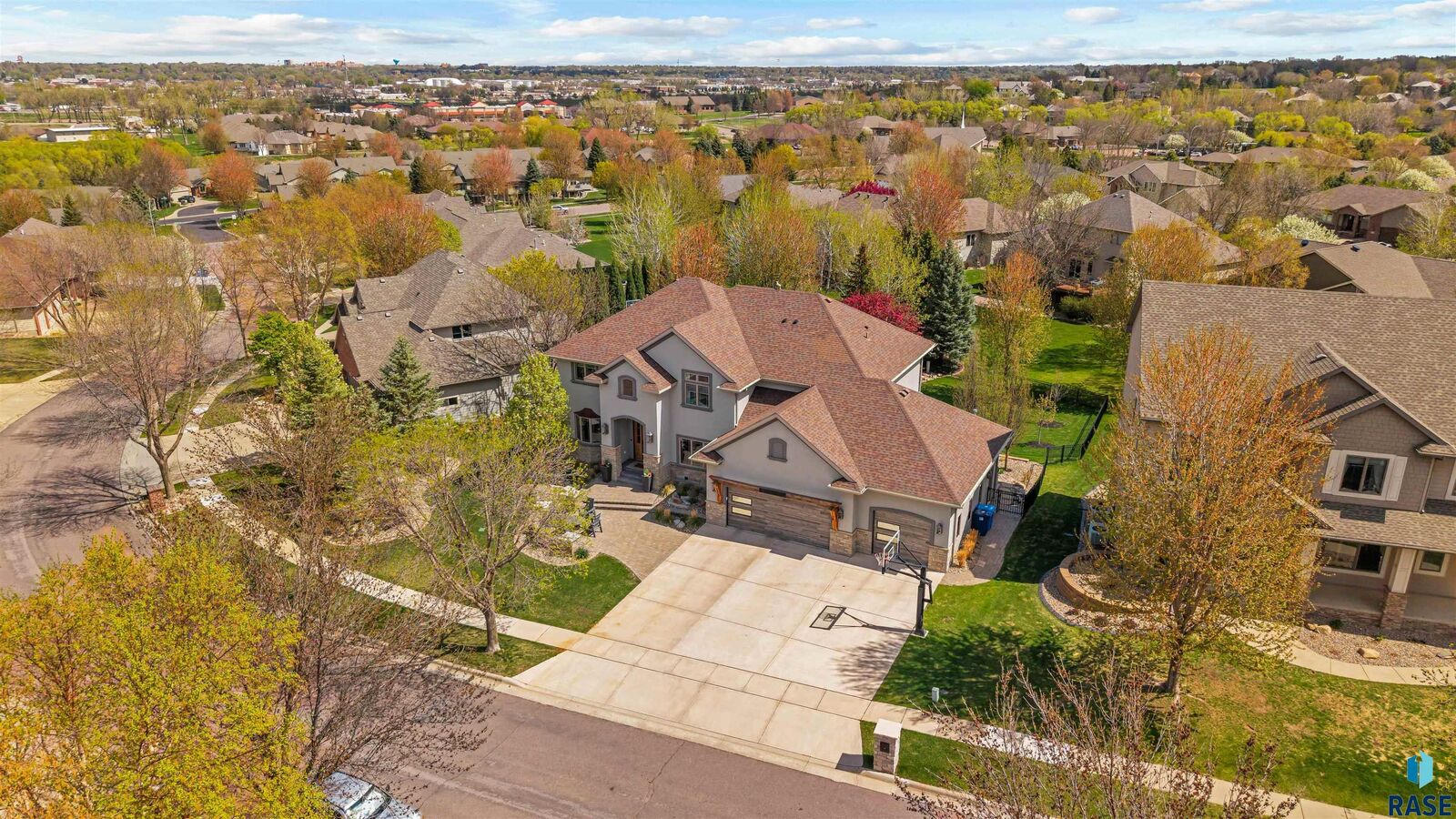 Property Photo:  5604 S Jersey Tess Dr  SD 57108 