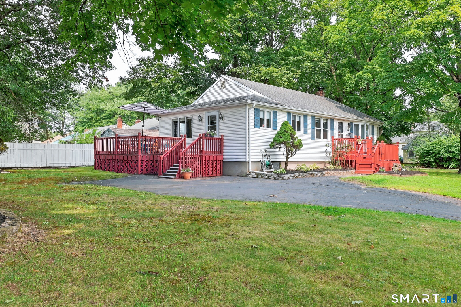 Property Photo:  15 Raymond Street  CT 06118 
