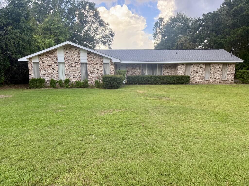 Property Photo: 2803 Griffin Dr AL 36303