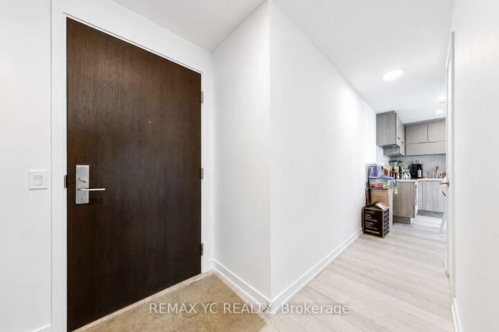 Property Photo: 39 Roehampton Avenue 3708 ON M4P 0G1