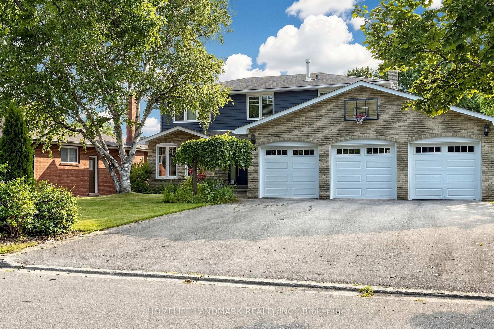 Property Photo: 224 Valleyview Court ON L6L 5H8