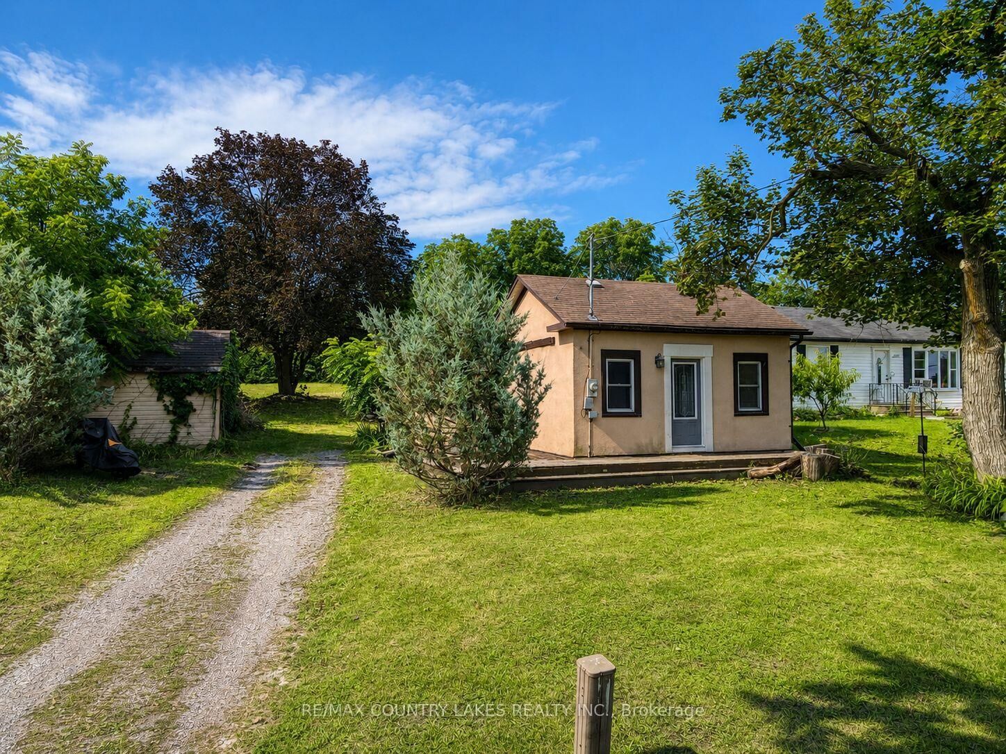 Property Photo: 607 Simcoe Street ON L0K 1A0