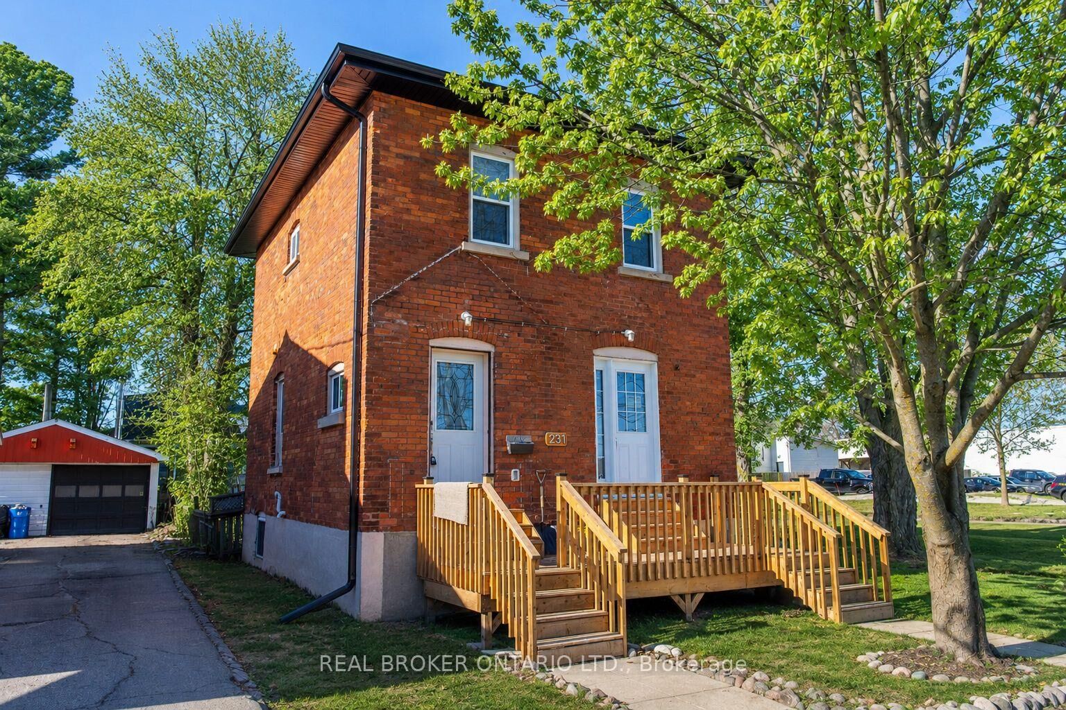 Property Photo:  231 Front Street S Upper  ON L3V 4T1 