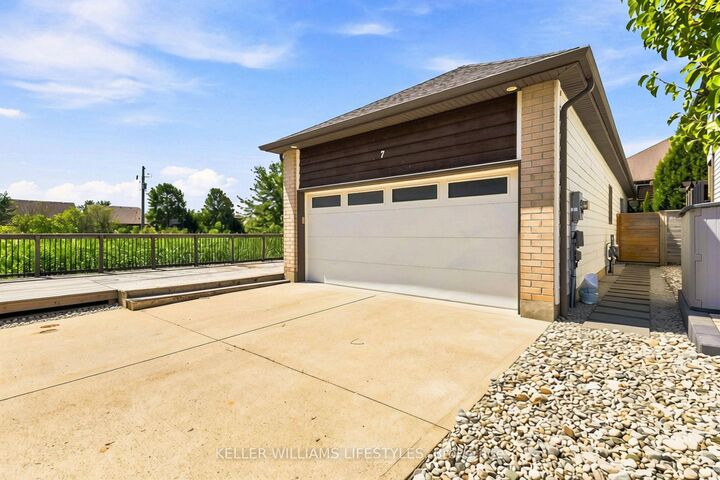 Property Photo: 727 Apricot Drive 7 ON N6K 5A7