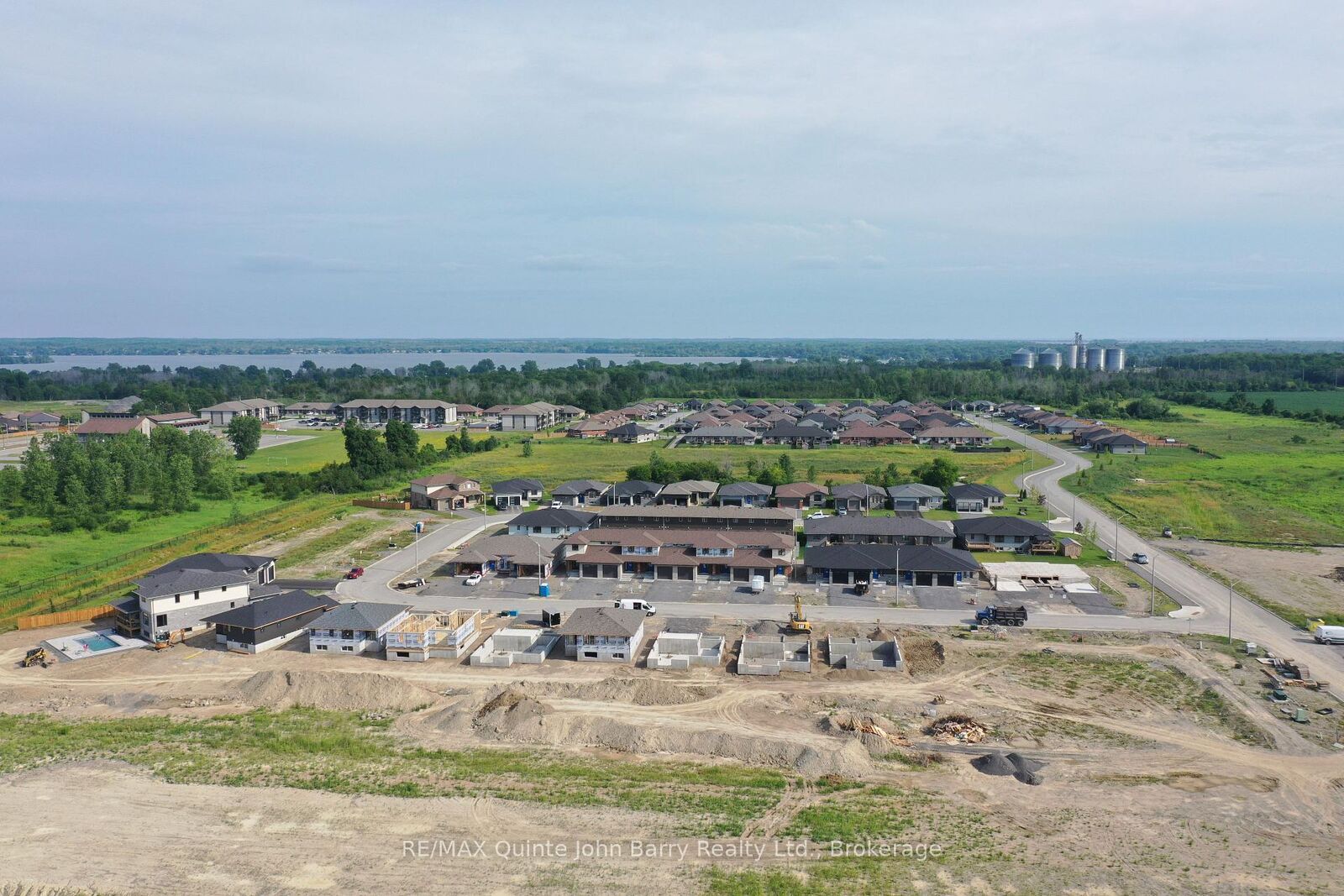 Property Photo: 61 Parkland Circle ON K8V 0R3