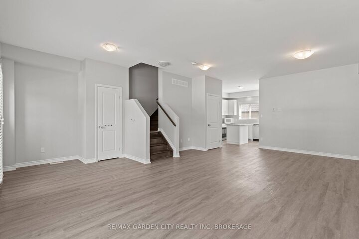 Property Photo: 182 Broadway Lane 8 ON L3C 5L5
