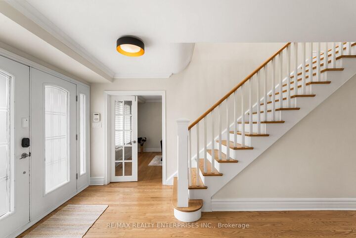 Property Photo: 2154 Oneida Crescent ON L5C 1V6