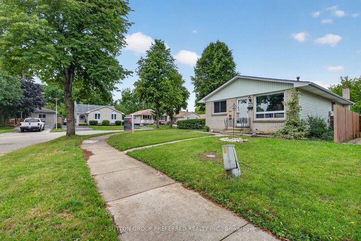 53 Renny Crescent — photo 1