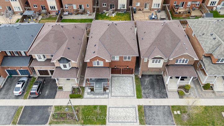 Property Photo:  556 Forsyth Farm Drive  ON L4A 0N3 