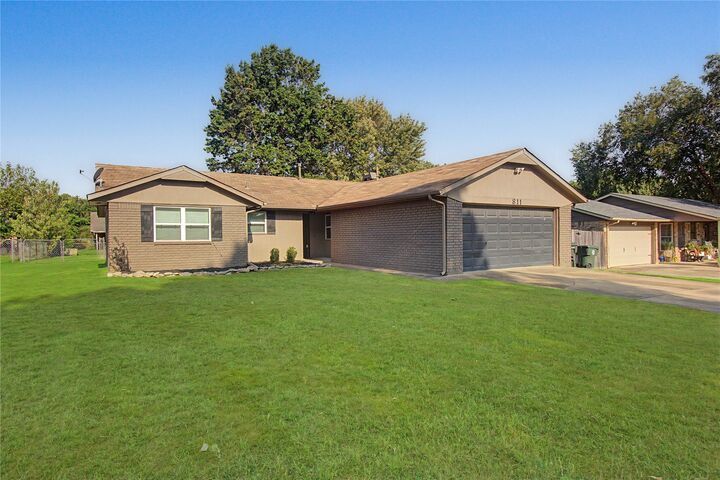 Property Photo:  811 Sherwood St  OK 74403 