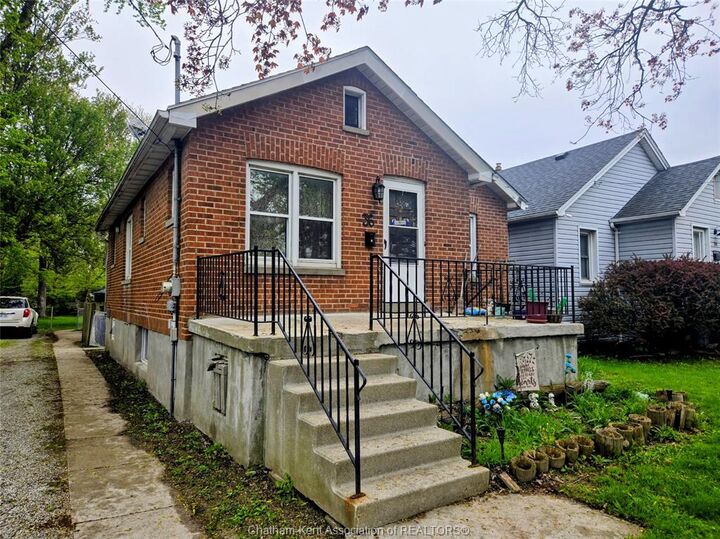 Property Photo: 36 McNaughton Ave E Avenue ON N7L 2G1