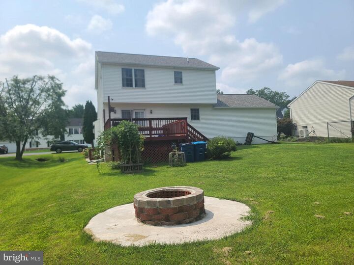 Property Photo:  
