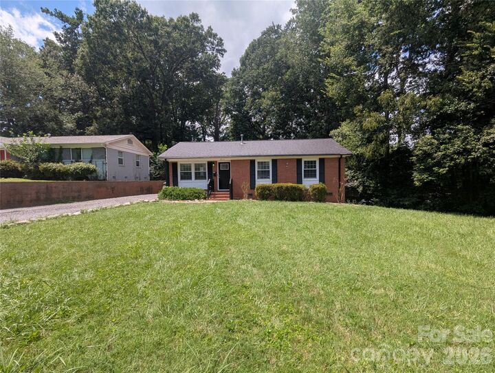 Property Photo:  1814 Windham Place  NC 28205 