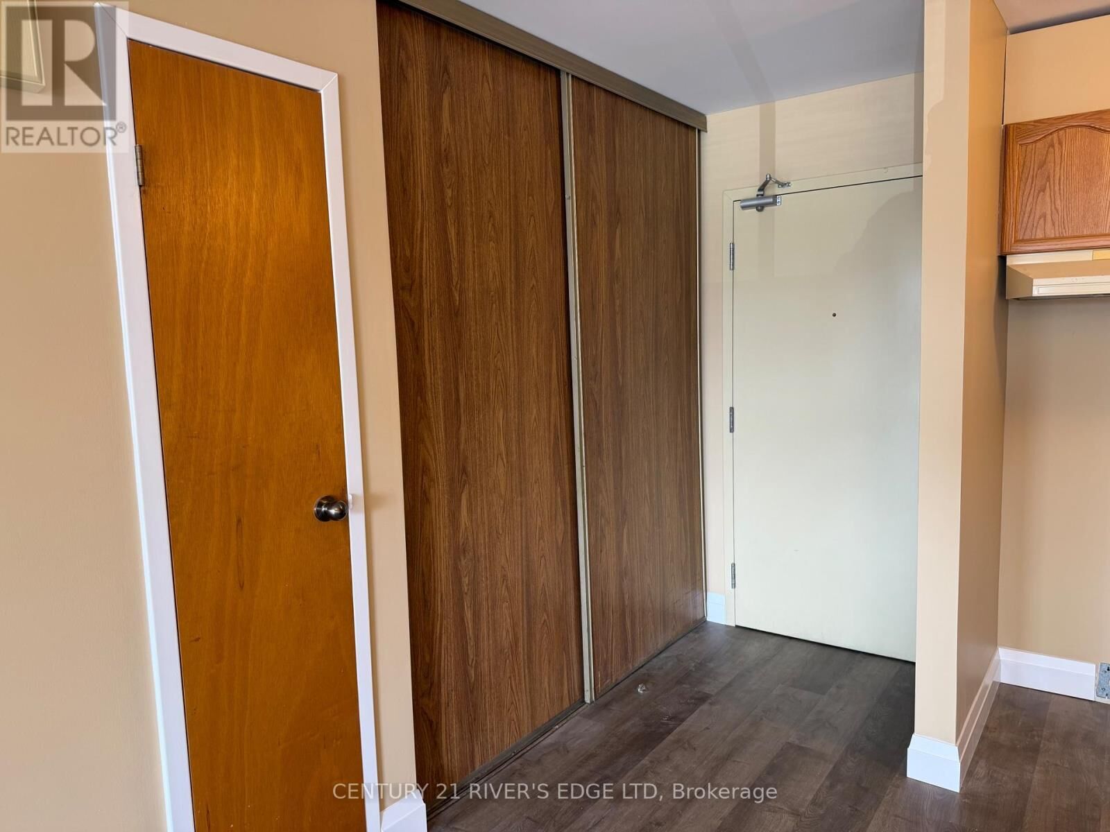Property Photo:  290/294 King Street West 4  ON K0E 1T0 