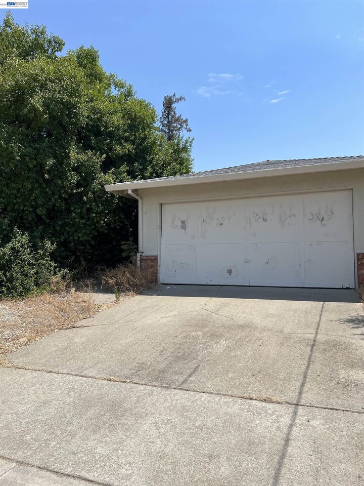 Property Photo: 1176 Dublin Ave CA 94550