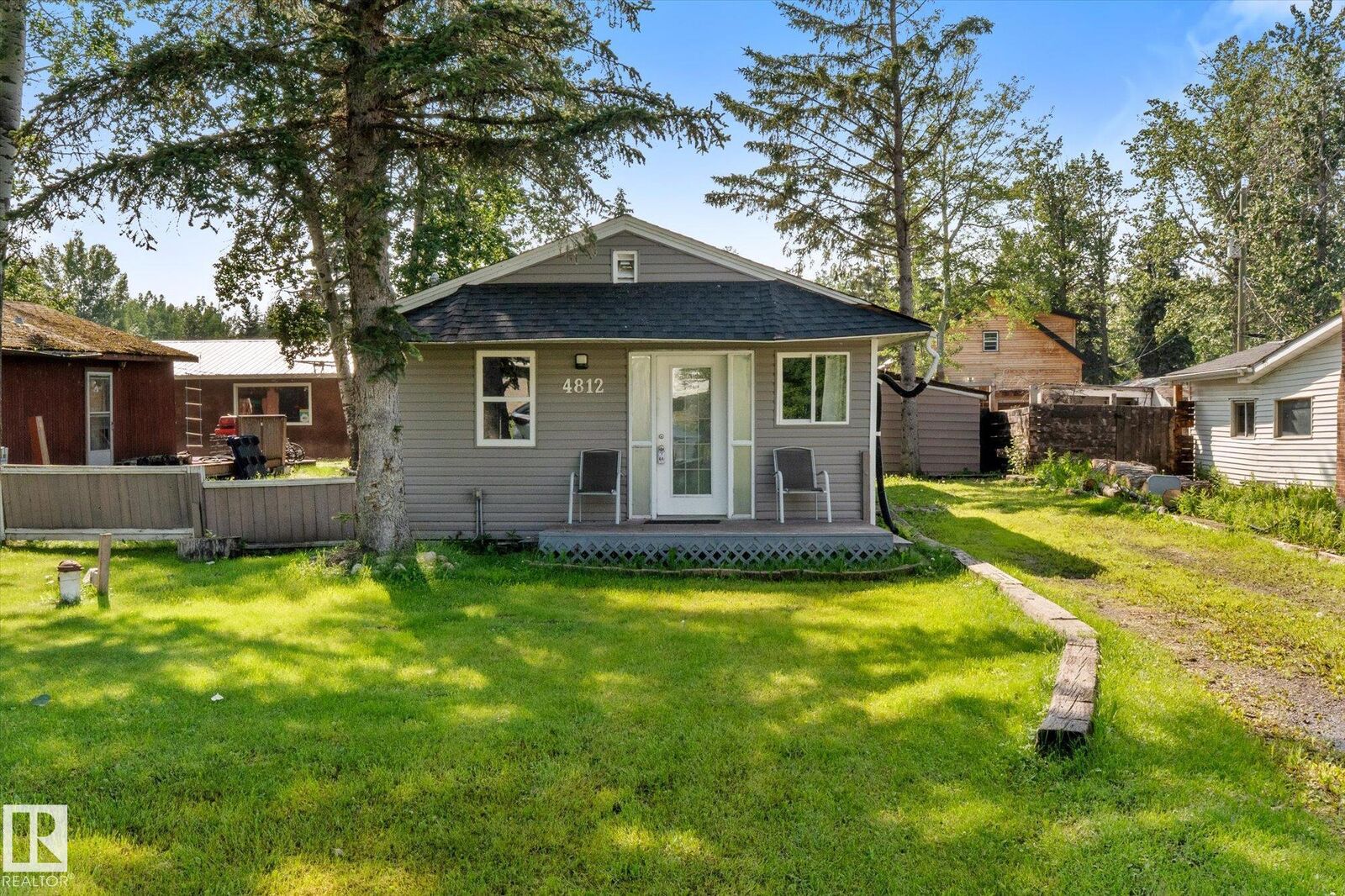 Property Photo:  4812 59 Street  AB T0E 0A0 