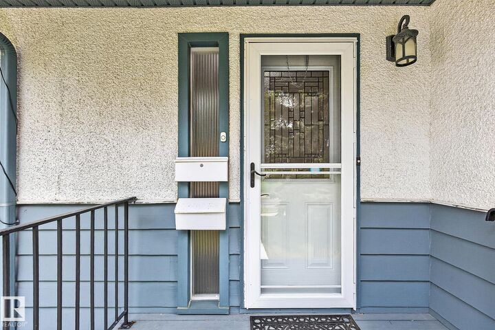 Property Photo:  11555  136 Street NW  AB T5M 1M4 