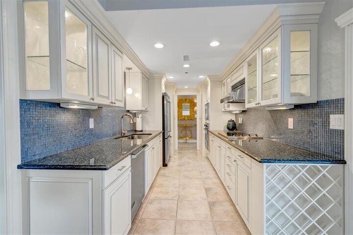 Property Photo:  3435 Kingsboro Road NE 1301  GA 30326 