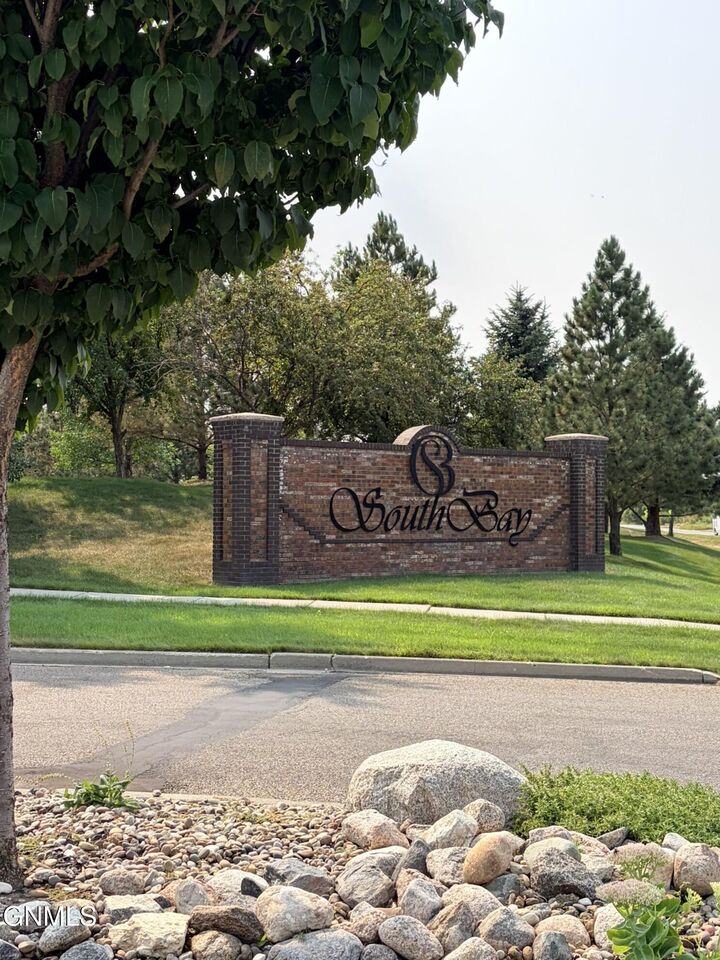 Property Photo:  719 Mayflower Drive  ND 58504 