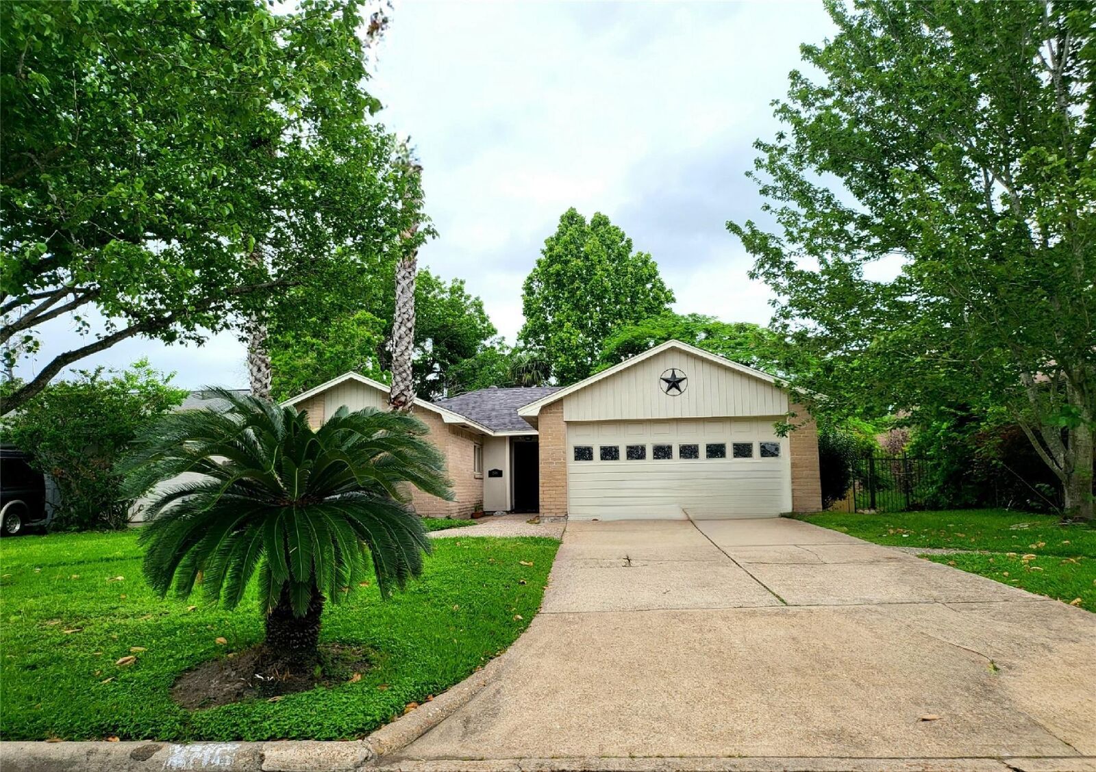 Property Photo:  2711 S Brompton Drive  TX 77584 