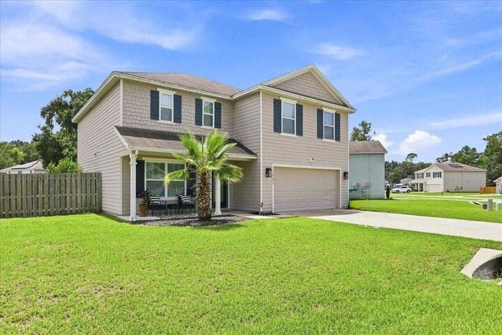 Property Photo: 22885 NW 197th Place FL 32643