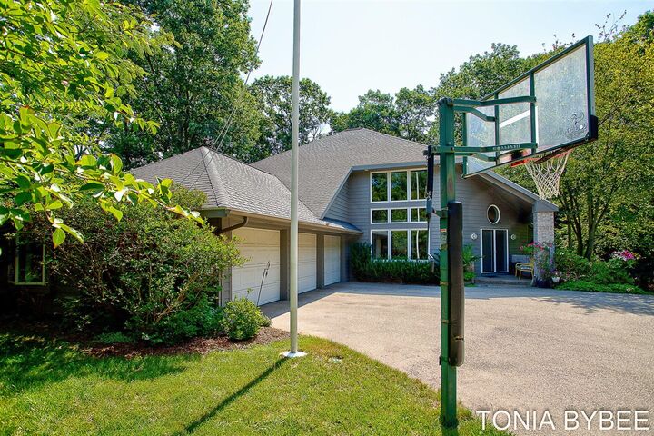 Property Photo:  2302 Timberlee Drive  MI 49424-2237 