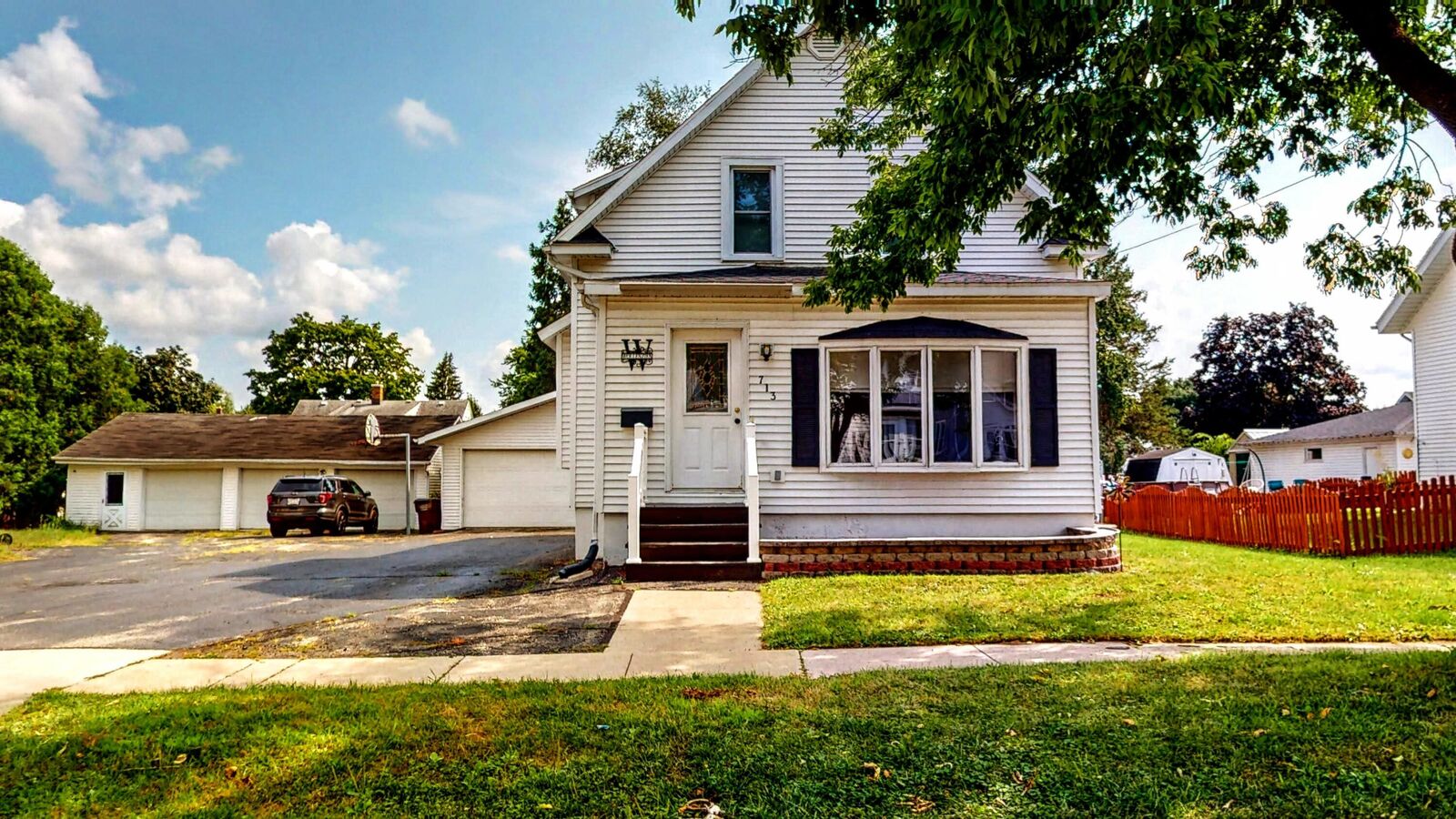 Property Photo: 713 Charles St WI 53538