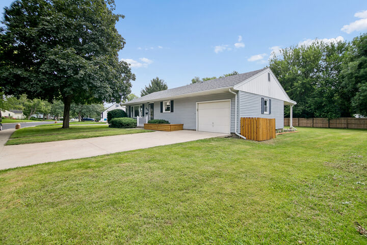 Property Photo: 654 W River Street IL 60914