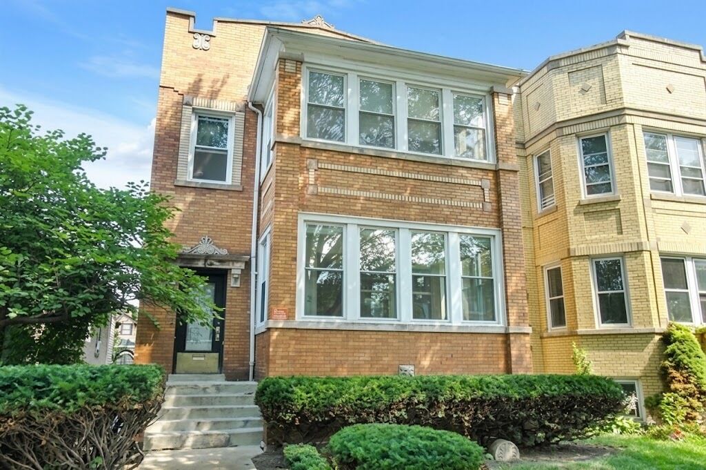 Property Photo: 4112 W Wellington Avenue 1R IL 60641