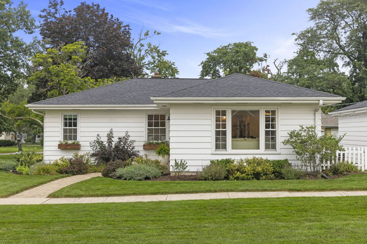 Property Photo: 1205 E Evergreen Street IL 60187