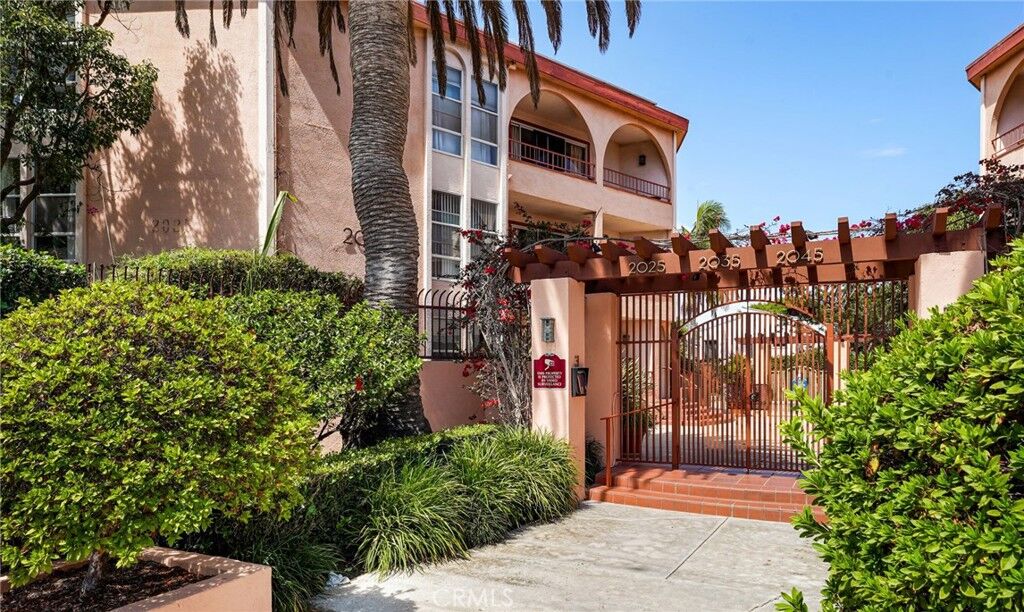 Property Photo:  2035 4th Street 202C  CA 90405 