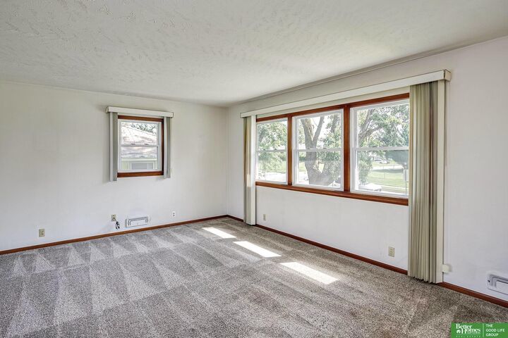 Property Photo:  5556 N 61st Street  NE 68104 