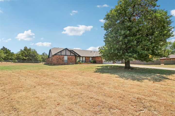 Property Photo:  812 Dripping Springs Drive  OK 73034 