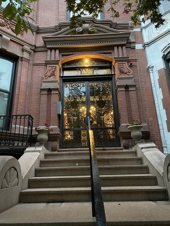 Property Photo:  325 Commonwealth Avenue 3  MA 02155 