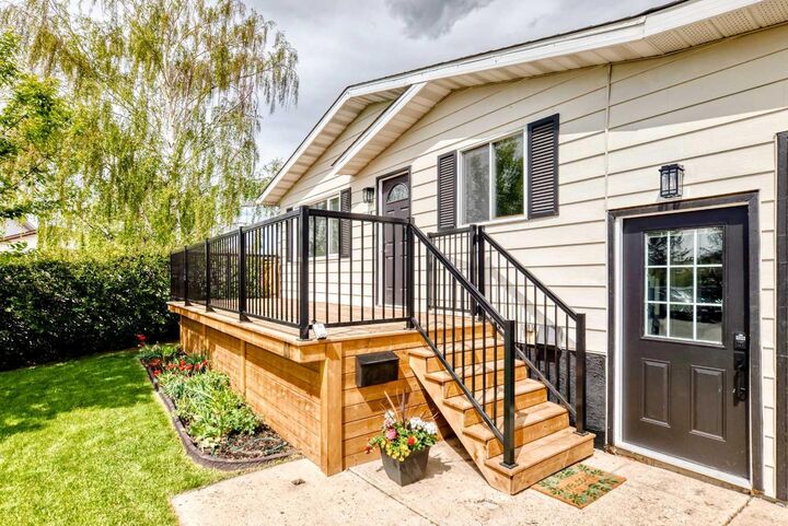 Property Photo: 11 Huntstrom Place NE AB T2K 5V9
