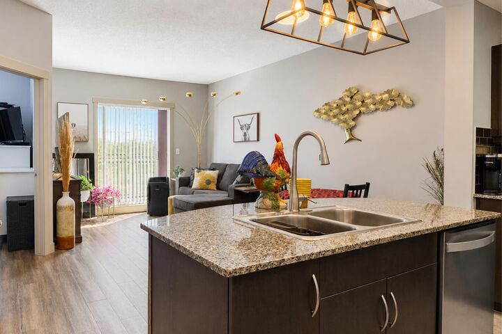 Property Photo:  5605 Henwood Street SW 4206  AB T3E 7R2 