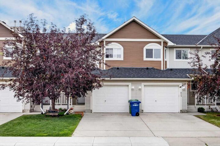 Property Photo:  211 Bayside Point SW  AB T4B 2X6 
