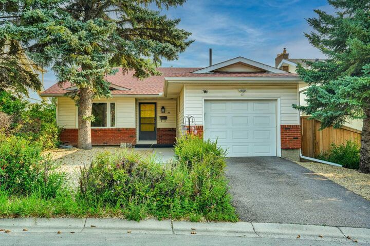 Property Photo:  36 Coach Manor Rise SW  AB T3H 1C4 
