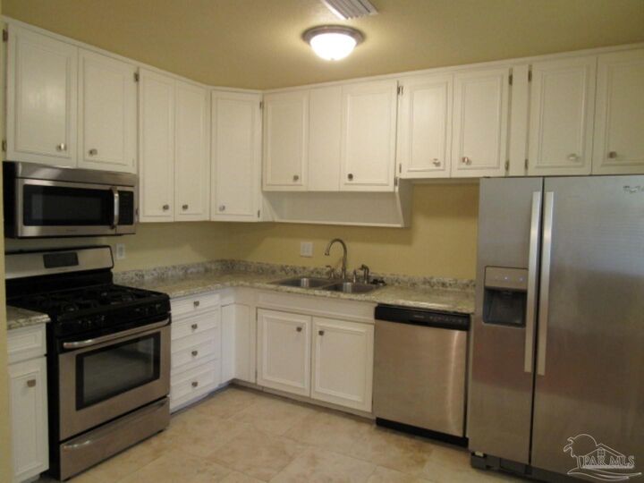 Property Photo: 5407 Charbar Dr FL 32526