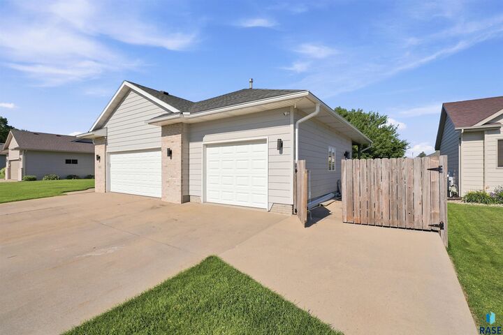 Property Photo:  1613 S Purdue Ave  SD 57106-5411 