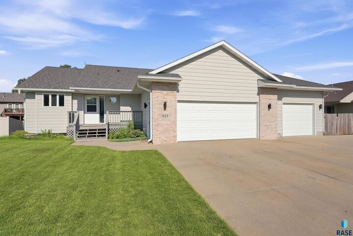 Property Photo: 1613 S Purdue Ave SD 57106-5411